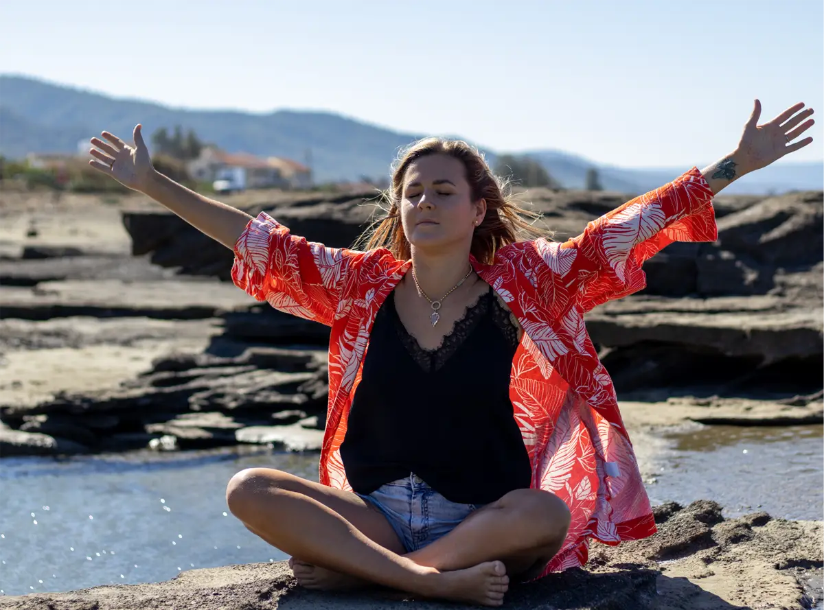 Corinna beim meditieren am Strand