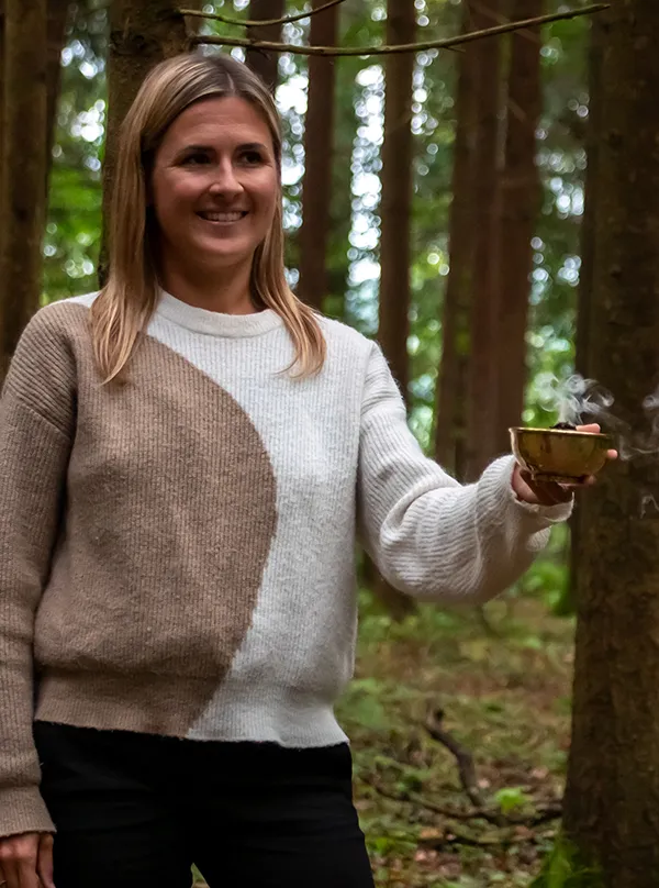 Corinna mit Räucherschale im Wald