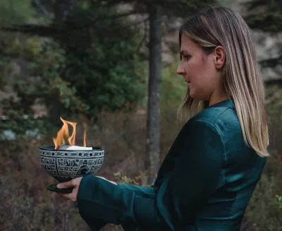 Corinna verbrennt Brief in Feuerschale