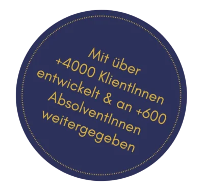 Sticker "Mit über +4000 KlientInnen entwickelt & an +450 AbsolventInnen weitergegeben"