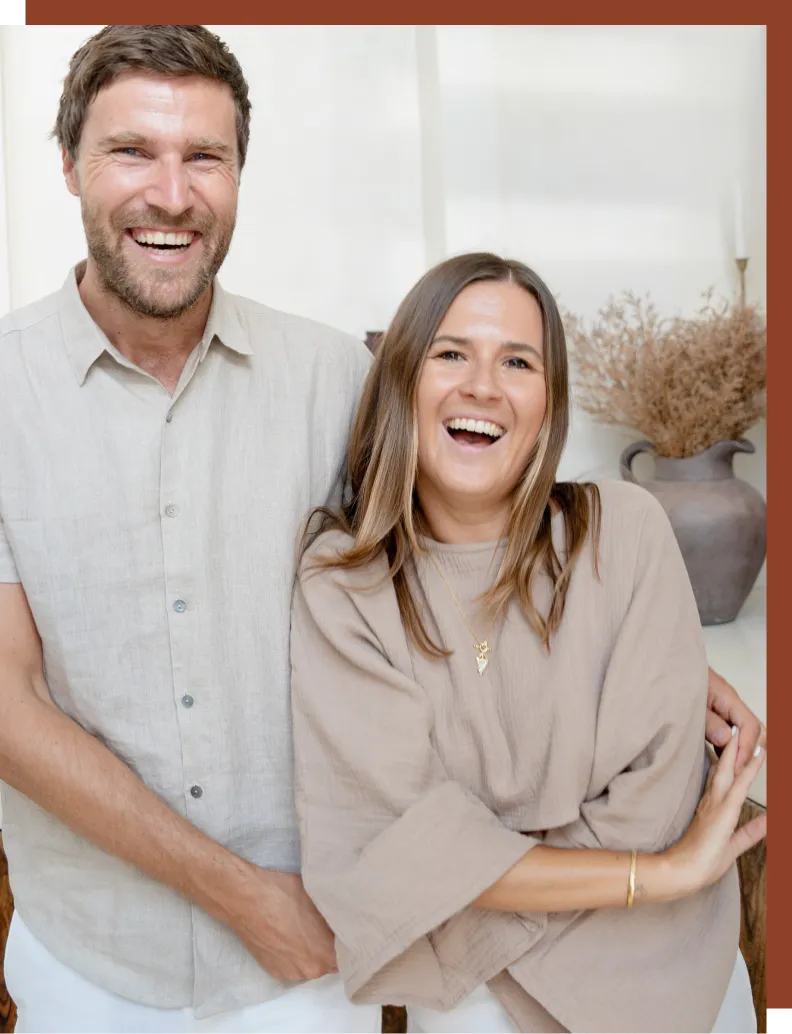 Corinna & Andreas in tanzender Pose – lachend, frei & im Flow ihrer Energie