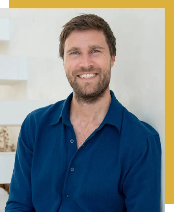 Andreas lächelt sanft in die Kamera